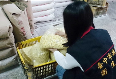 中市衛生局查獲多家製麵廠違規使用添加物(圖)