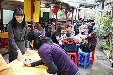 老戴辦義賣 捐投醫仁愛之家(圖)