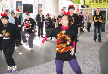 公車站聖誕快閃傳愛心溫馨滿滿(圖)