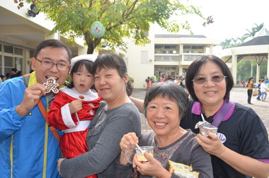 光復國小歡度耶誕節 場面熱絡(圖)