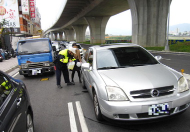 婦人車拋錨警助其解危(圖)