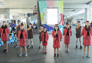 高鐵助圓夢 偏鄉學童獻歌舞傳愛(圖)