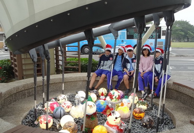 學生發揮創意巧思公車轉運站充滿耶誕氣氛(圖)