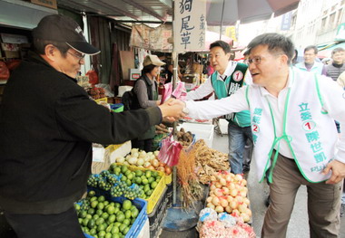 林佳龍陪同陳世凱沙鹿拜票(圖)