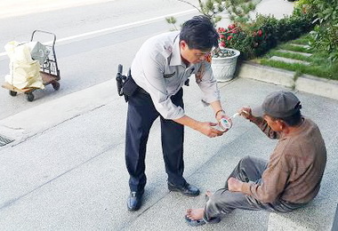 拾荒老人攤坐派出所門前員警趨前關心(圖)