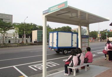 高市新型懸臂式候車亭受歡迎(圖)