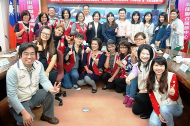 行政院南部中心贈電腦螢幕予原民會(圖)