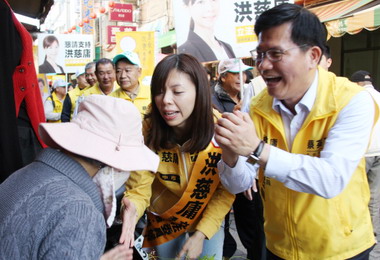 林佳龍陪同洪慈庸大雅掃街拜票(圖)