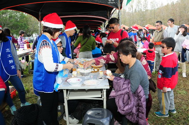 歡慶聖誕節靜宜大學溫馨傳愛(圖)