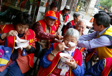 台電捐千斤米煮熱粥溫暖獨老(圖)