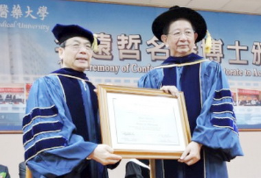 李遠哲獲頒名譽理學博士學位(圖)