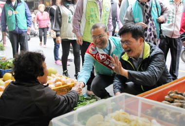 林佳龍陪同立委候選人劉國隆掃街拜票(圖)