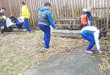 登集集大山 水里商工師生淨山(圖)