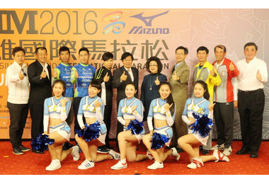 金牌選手現身服務高雄馬拉松用熱情迎接跑者(圖)