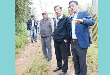 道路顛頗不平 林明溱：舖柏油改善(圖)