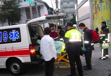 男子難過情關燒炭自殺警及時搶救(圖)