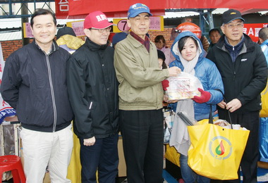 中油愛在大寮 寒冬送暖(圖)