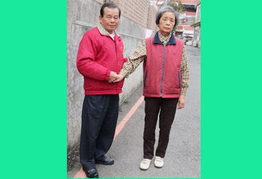 高齡鄰長護送高齡選民抵家(圖)