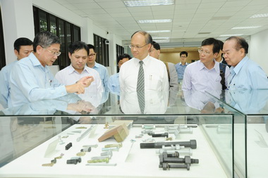 經濟部長鄧振中視察中鋼(圖)