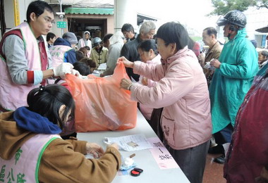 寒冬苓雅區公所愛心送暖(圖)
