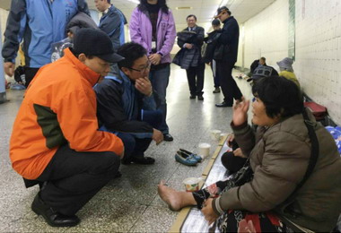 市府訪街友並發放物資(圖)