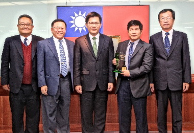 霧峰農會「初霧純米吟釀」再摘金(圖)