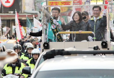 林佳龍與蔡英文偕同立委候選人掃街(圖)