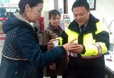關懷滯留旅客 高雄港警送暖(圖)