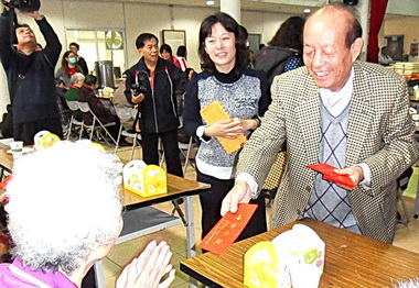 五育高中溫暖獨居老人 受讚揚(圖)