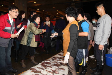 陳菊巡視前鎮魚市場春節魚貨供銷情形(圖)