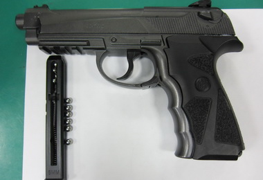 身懷鉅款買槍防身車禍竟變成拔槍恐嚇(圖)