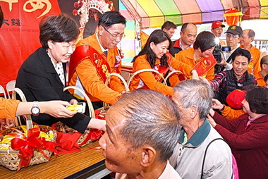 受天宮11988台斤米糕桃分享信眾(圖)