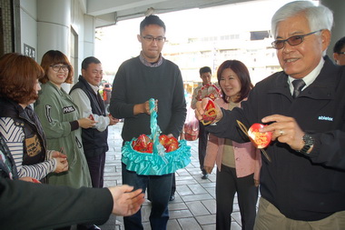 李進勇走訪各處室送福袋賀新年(圖)