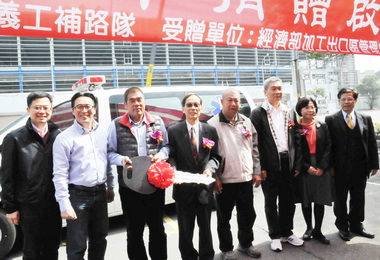 左營義工補路隊捐贈救護車予高雄加工區(圖)