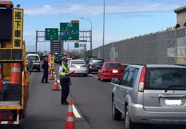 高市警路況陸空進擊 春安交通順暢(圖)