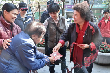 猴年迎春 陳菊發送紅包春聯賀歲(圖)