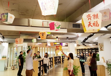 創意不斷電 金屬中心圖書館祈福天燈再現(圖)