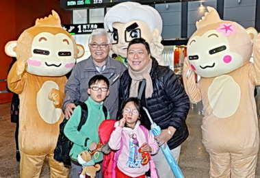歡迎回鄉 李進勇高鐵站送福袋(圖)