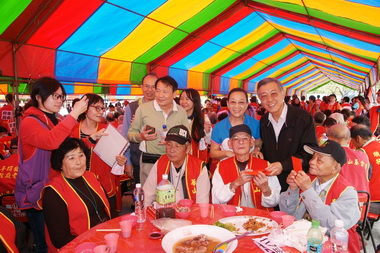 台灣中油響應寒士尾牙宴 送愛助獨老(圖)