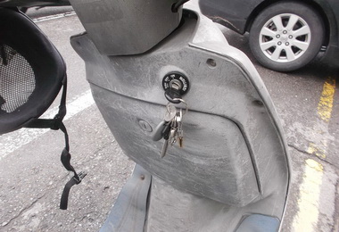 老翁貪方便未拔車鑰匙警見狀機會教育(圖)