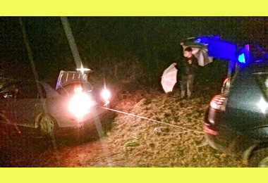 掃墓後跌下山坡 警方協助脫困(圖)