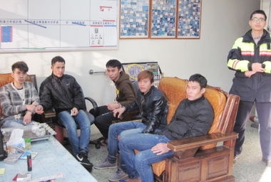 眼尖警攔查五逃逸外勞(圖)