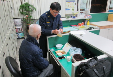 失智翁路邊淋雨霧峰警助返家(圖)