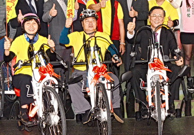 手搖式電輔三輪車隊 正式成軍(圖)