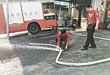 廢棄水帶皮製成夾 防漏好幫手(圖)