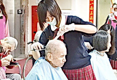 疼惜弱勢長者 五育高中辦義剪(圖)