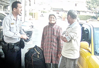 小黃載迷途老嫗警查無此人(圖)