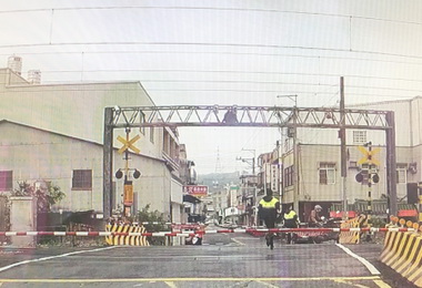 老翁騎車陷平交道警千鈞一髮解危(圖)