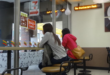 超商候車亭倍增等公車好悠閒(圖)