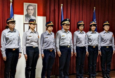 霧峰警首辦初任警察官授階場面溫馨(圖)